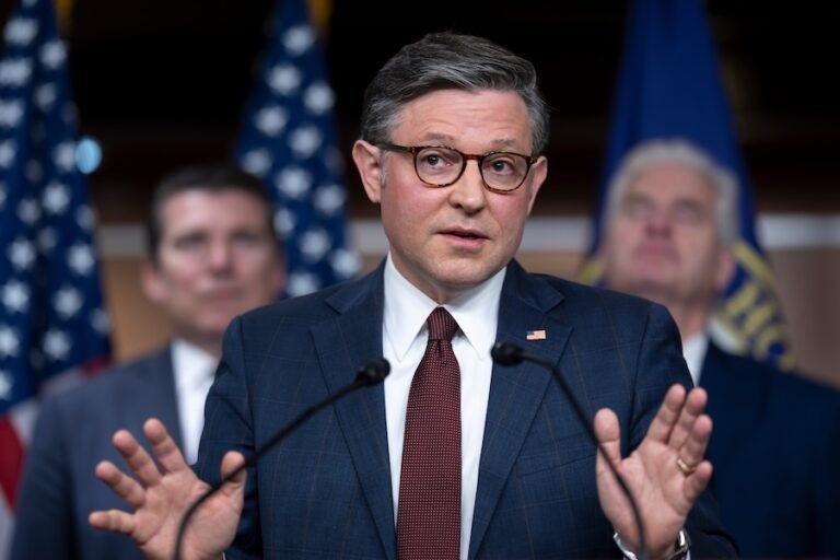 Record-high passenger wait times at airports, but no deal yet on the 40th day of the shutdown